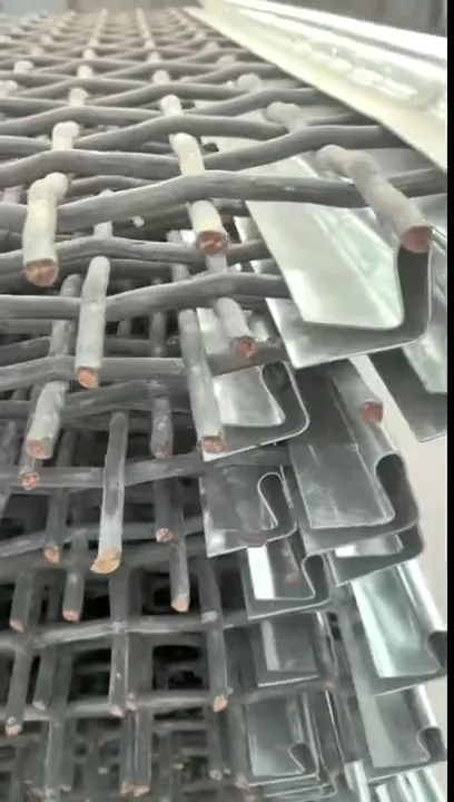 Hooked metal edges on stacked manganese steel woven wire screens